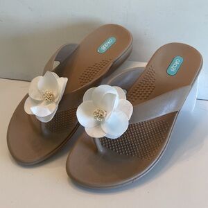 Oka B beige sandal thongs white flower detail eco friendly comfort support